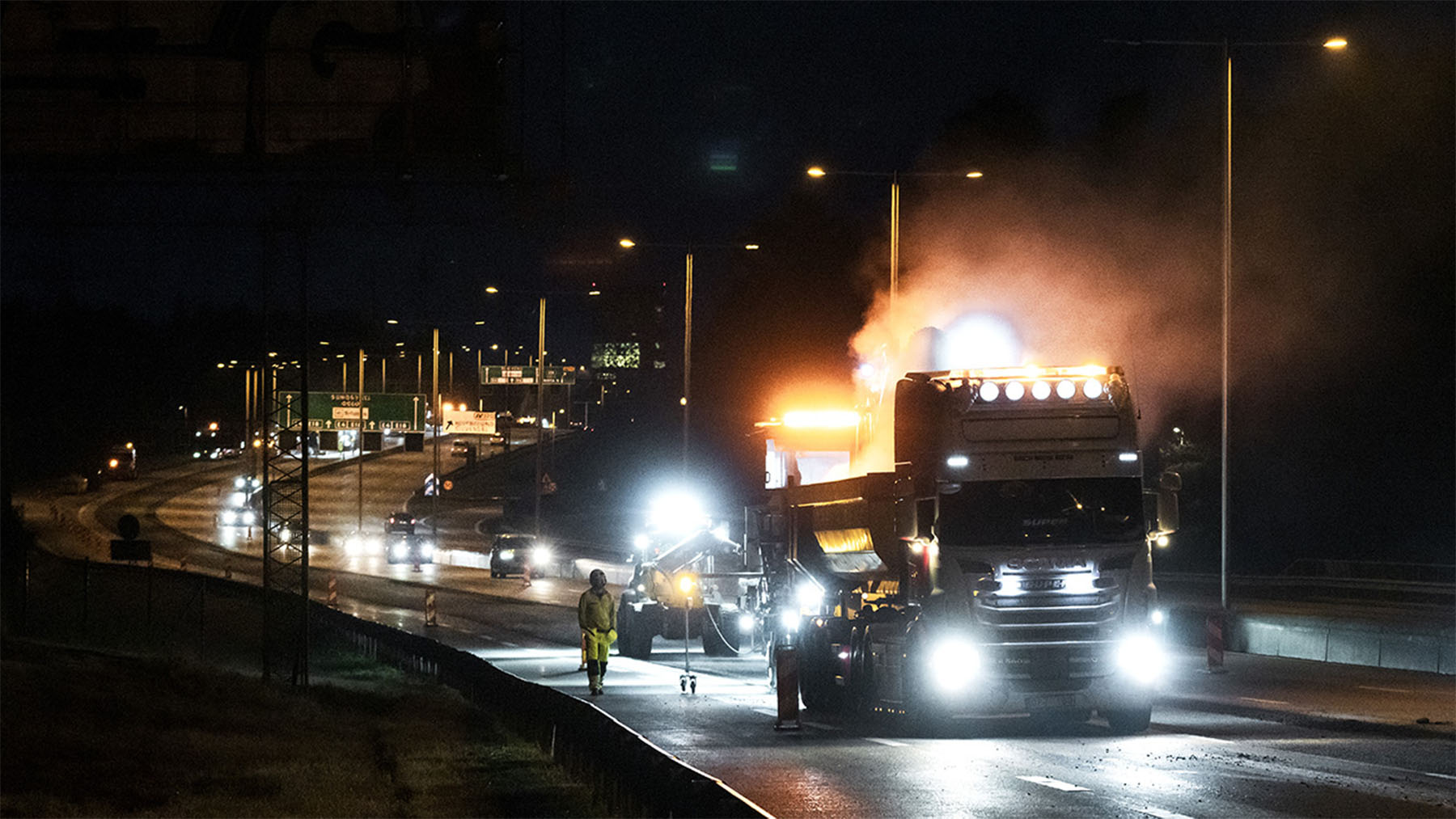 35000 ton miljöanpassad asfalt läggs på plats i Södermanland av Svevia. Foto: Markus Marcetic