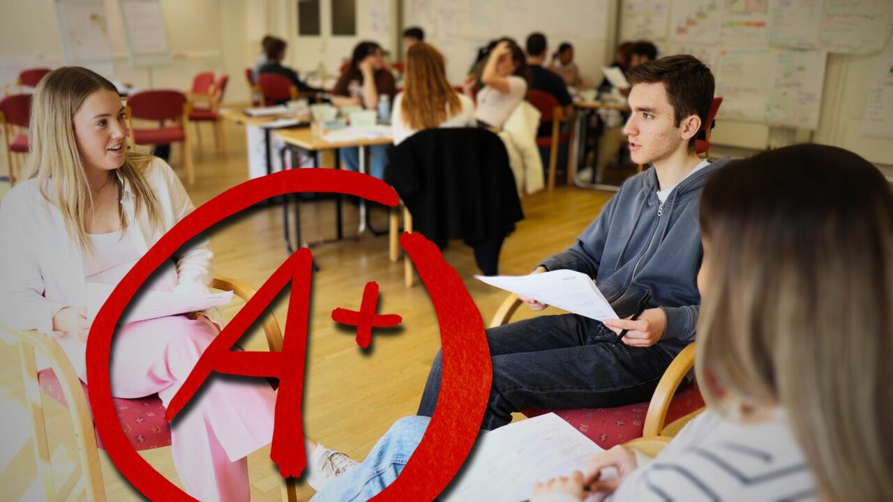 Betygssymbol med A på bild av gymnasieelever