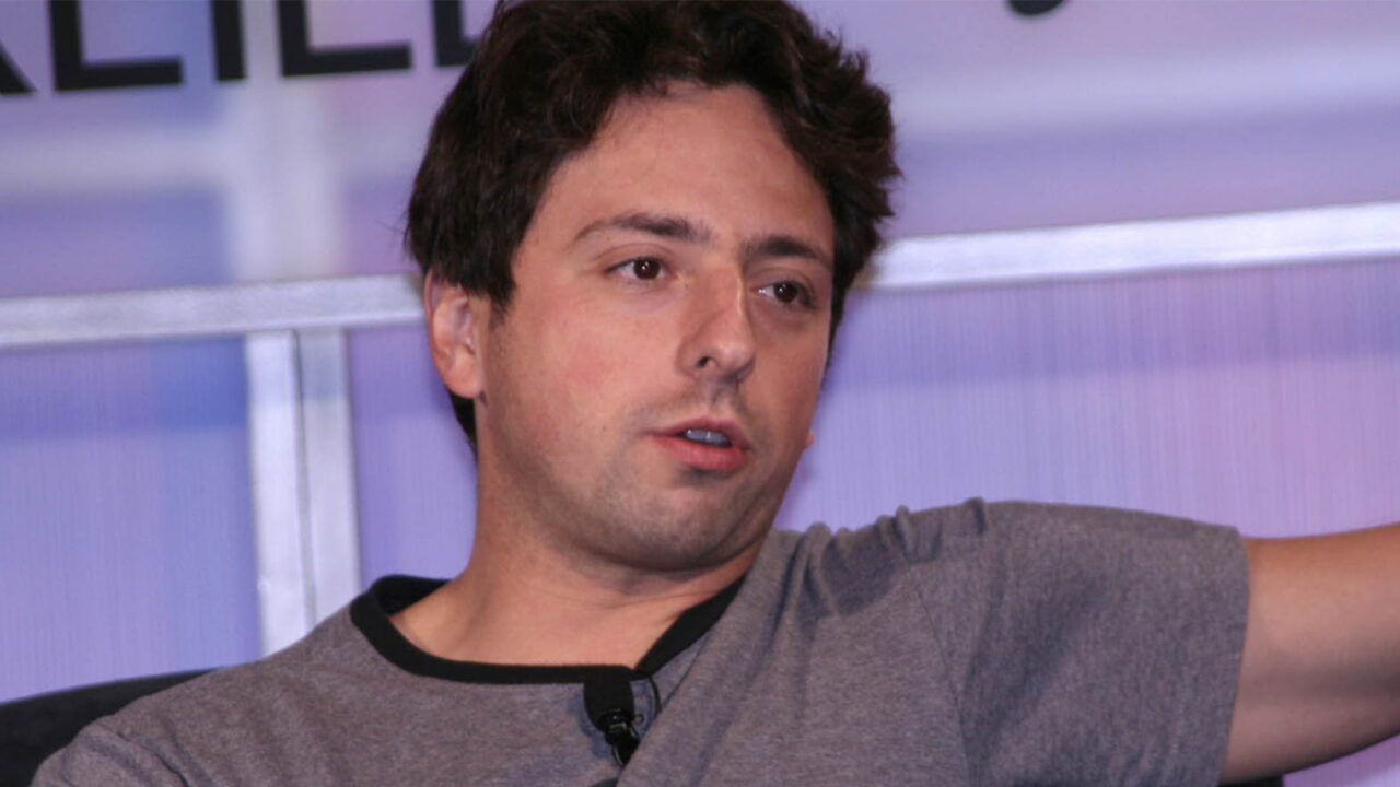 Sergey Brin sitter tillbakalutad och pratar