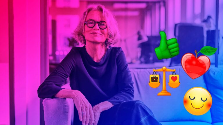 vithårig glad kvinna sitter på en soffa- hjärtemoji och glad gubbemoji bredvid.