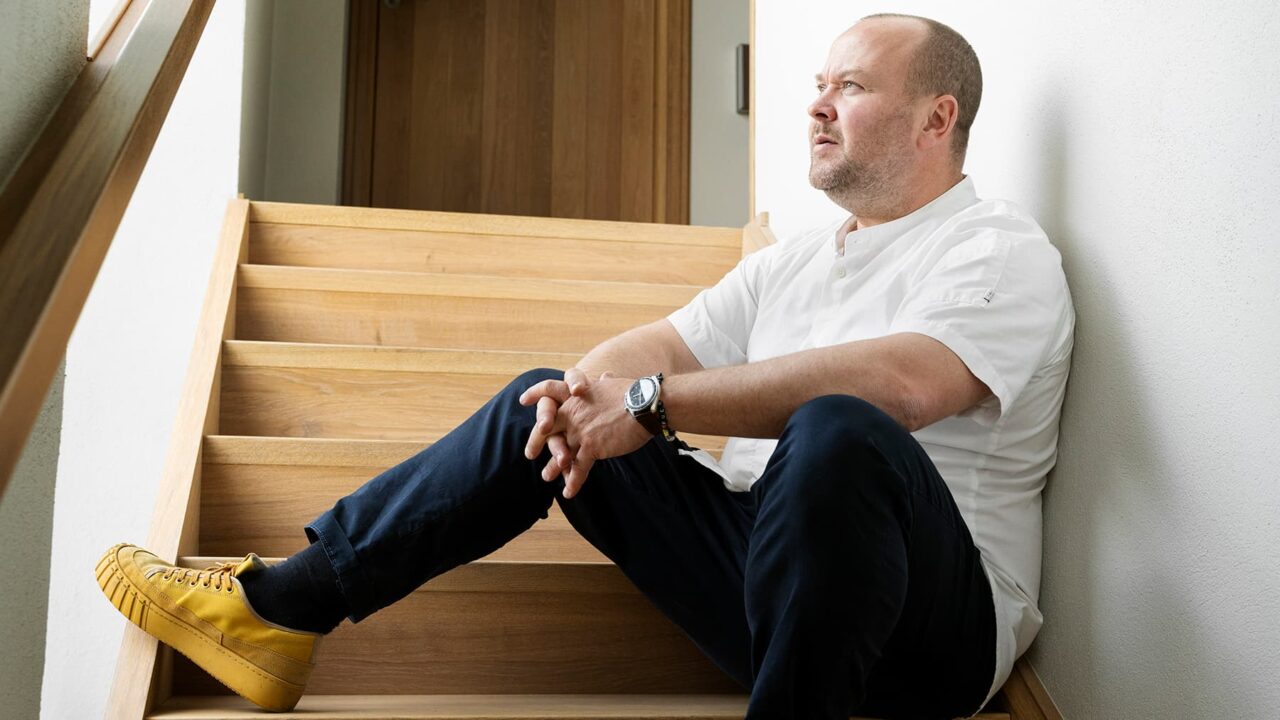 Porträttfoto av Daniel Berlin som sitter på en trappa