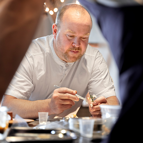 Porträttfoto av Daniel Berlin i köket i Vyn