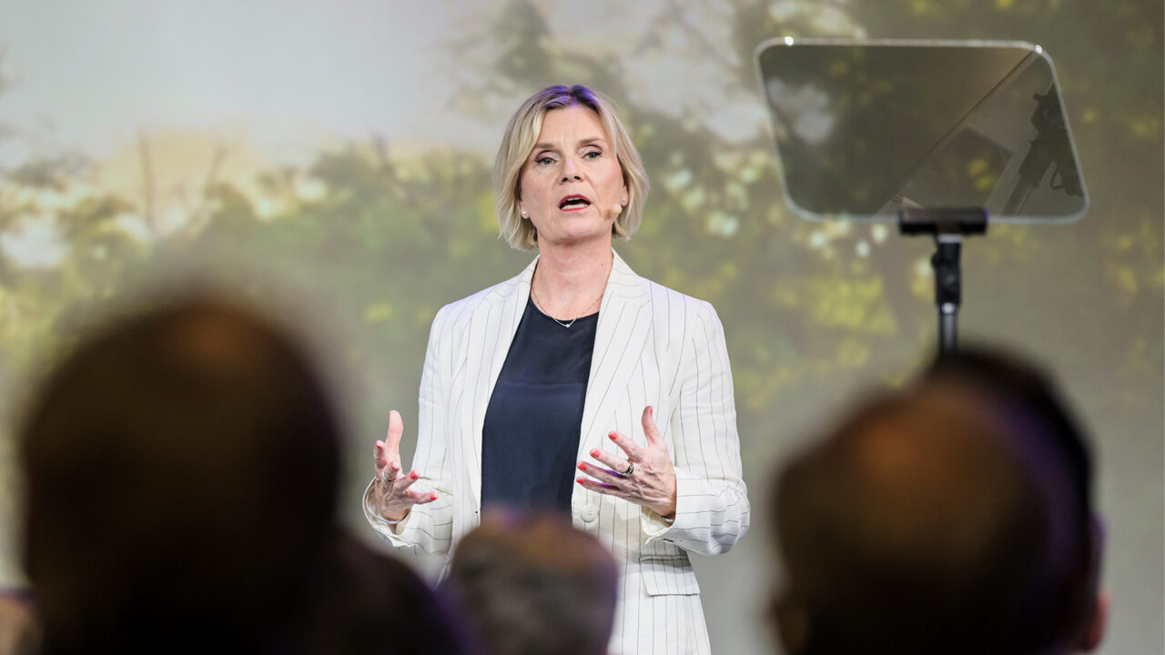 Åsa Bergman pratar på en scen