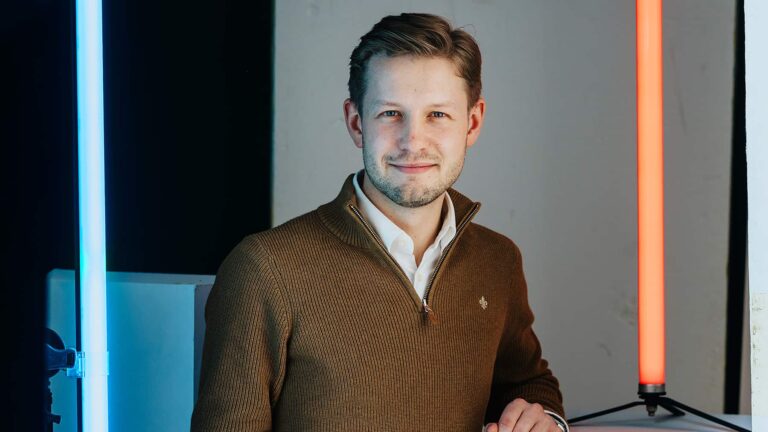 Porträttbild på Adam Johansson