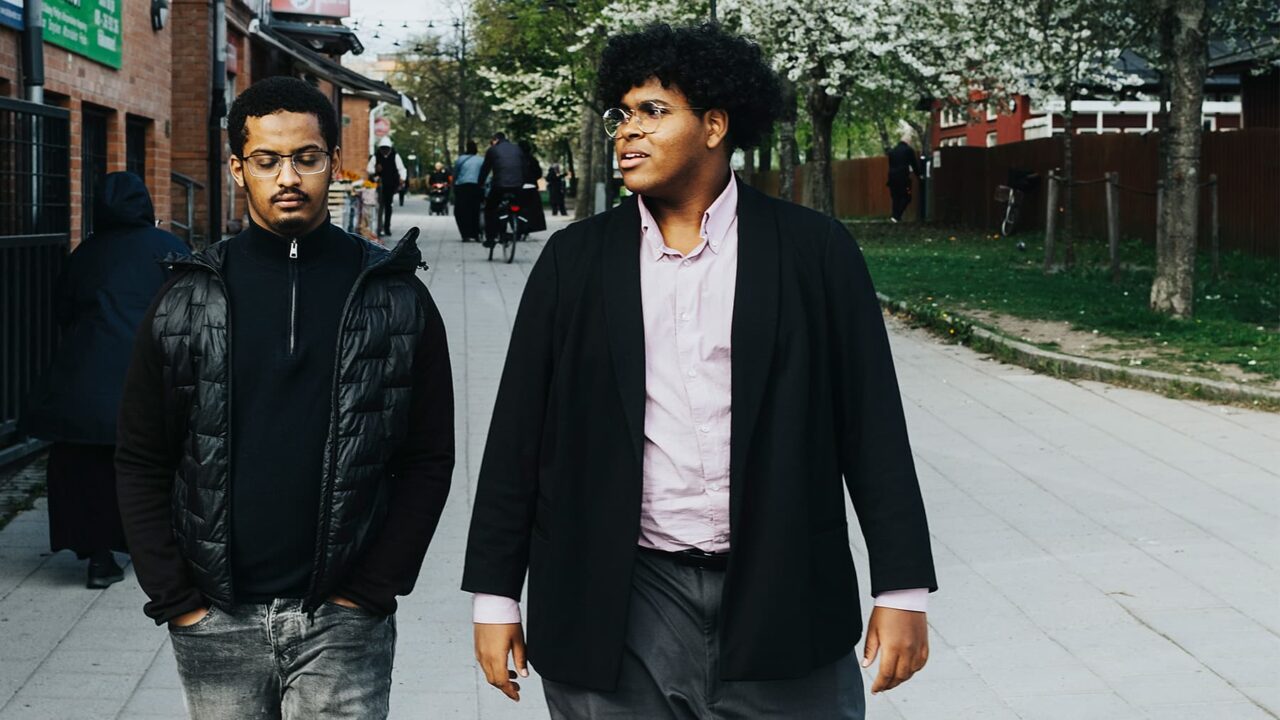 Porträttbild på Guuled Mohamed (t.h.) och en kompis