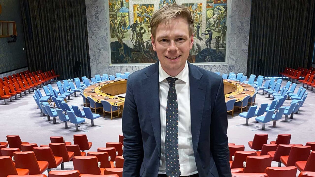 Porträttbild på Julius Kramer i Fn-skarapan i New York