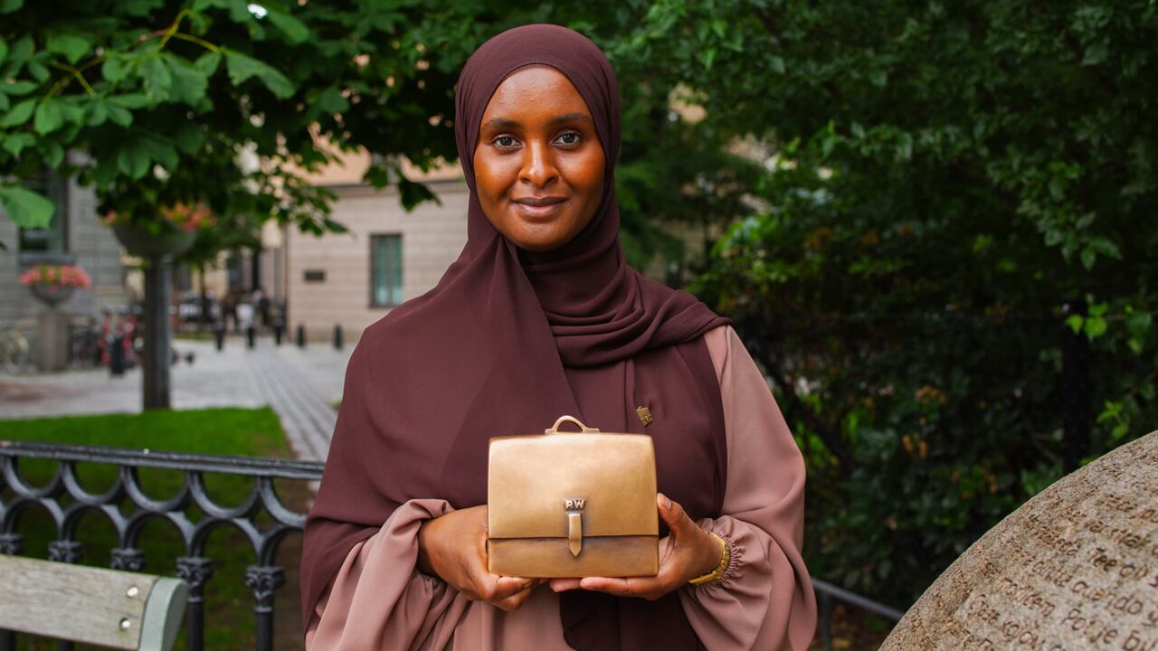 Porträttbild på Deqa Abukar när hon har vunnit Raoul Wallenbergpriset 2024