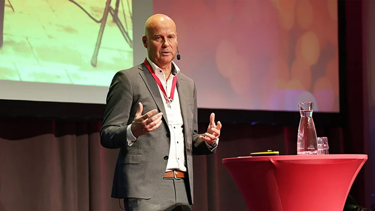 Johan Mörnstam på en scen