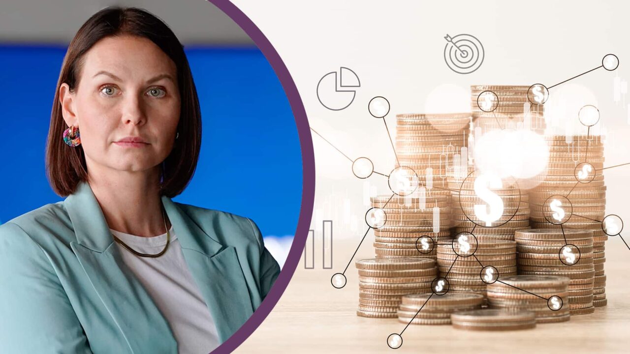 Till vänster: porträttbild på Anita Rae. Till höger: bild på en hög med mynt.