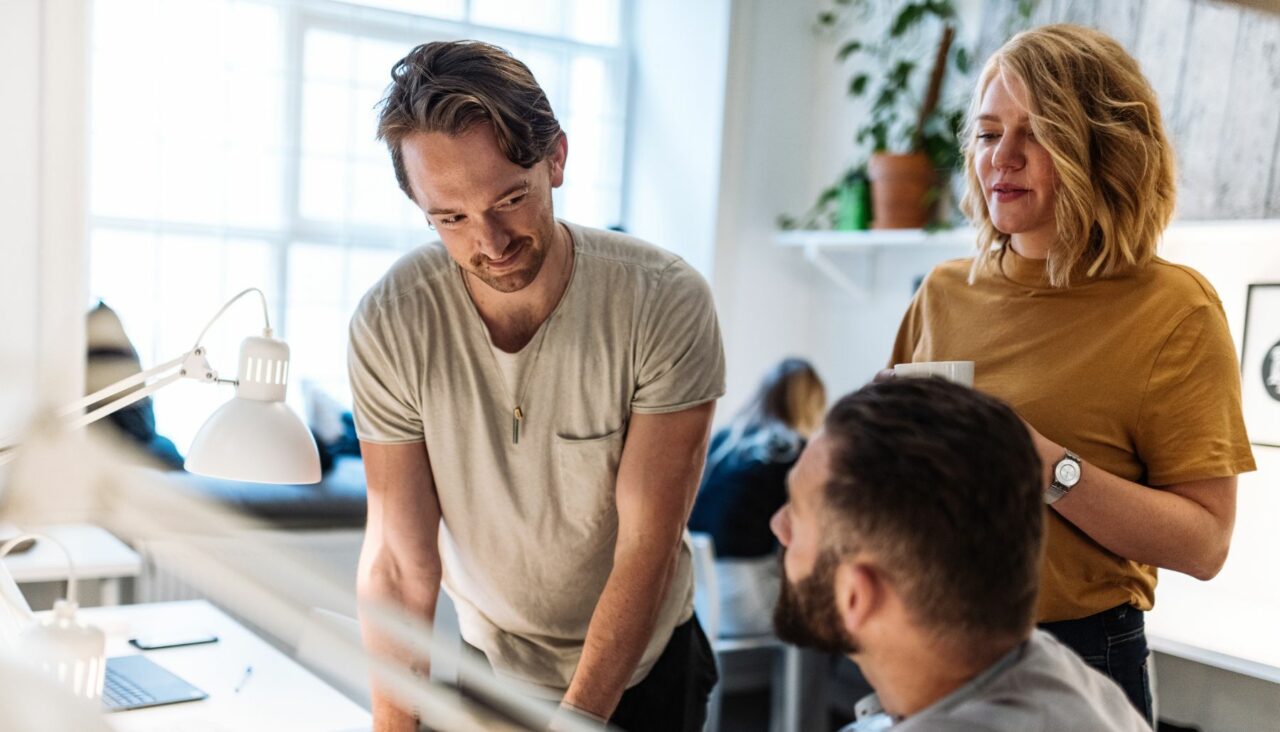 Kollegor som samtalar