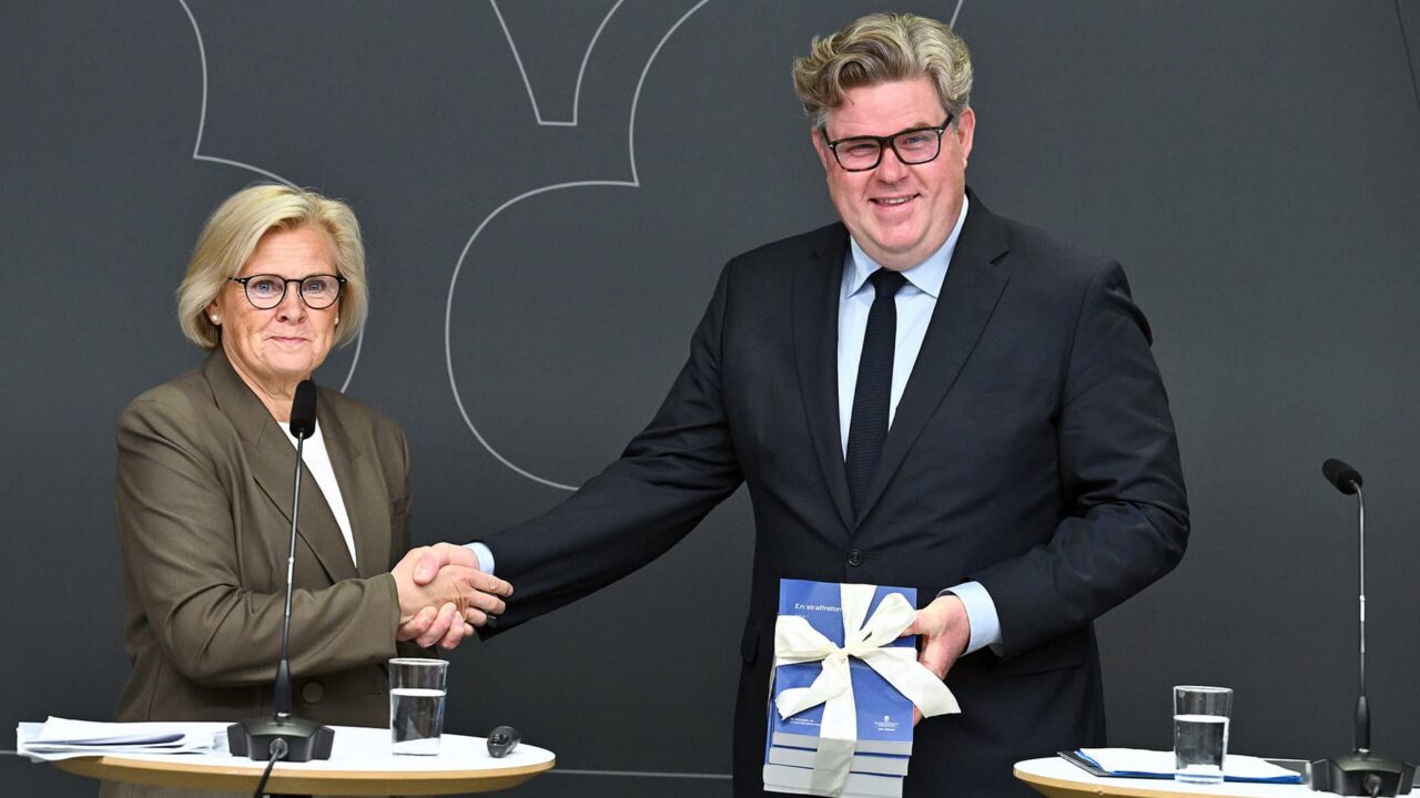 Petra Lundh och Gunnar Strömmer skakar hand