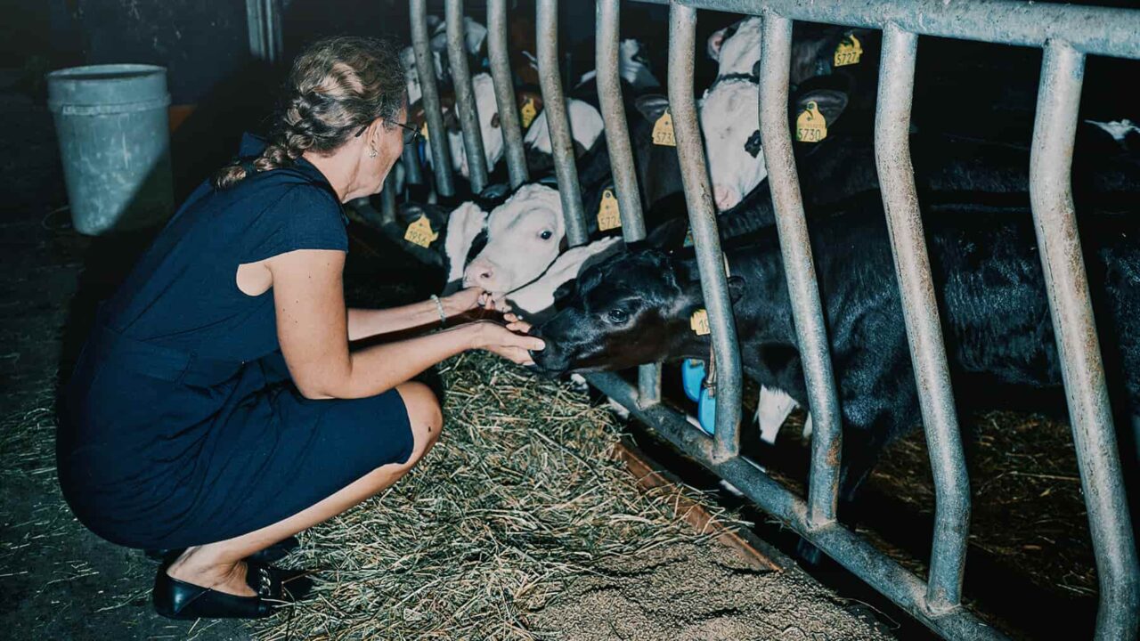 Porträttbild på Lovisa Stenström och grisar