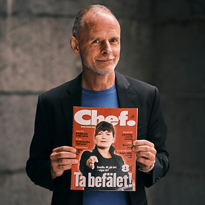 Portättbild av Martin Kreuger som väljer sitt favoritomslag av Chef.