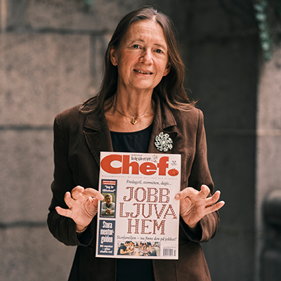 Portättbild av Ann Fredlund som väljer sitt favoritomslag av Chef.