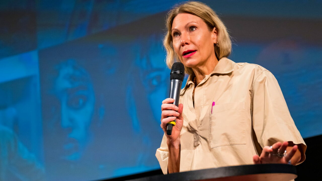 Porträttbild på Anna Croneman på scen