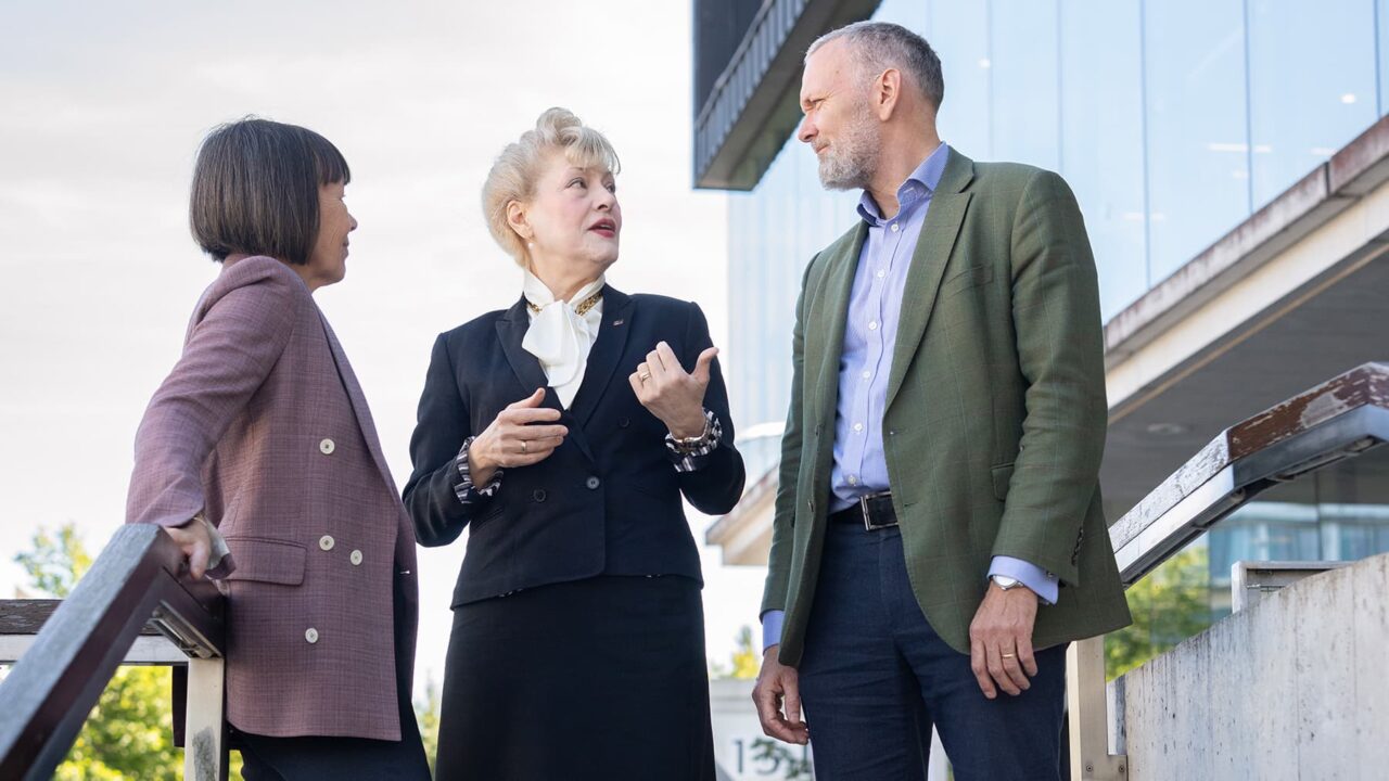 Minoo Akhtarzand i mitten pratar med Södertörns rektor Ylva Fältholm och förvaltningschef Hans Andersson.