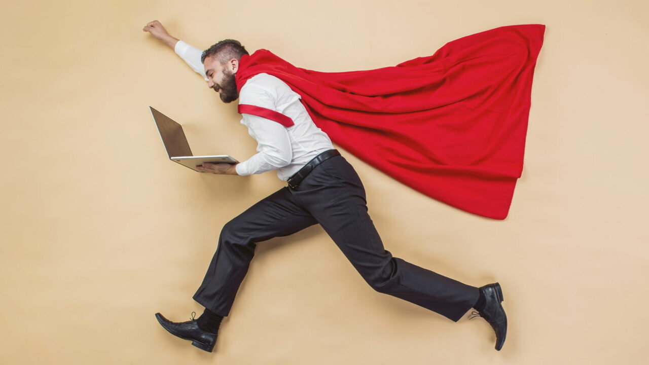 man med mantel och dator