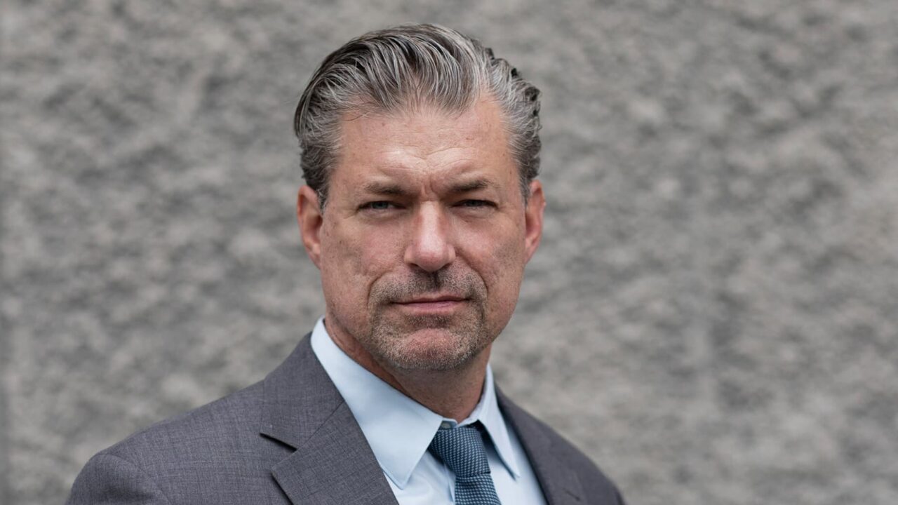 Porträttbild på Simon Elvnäs