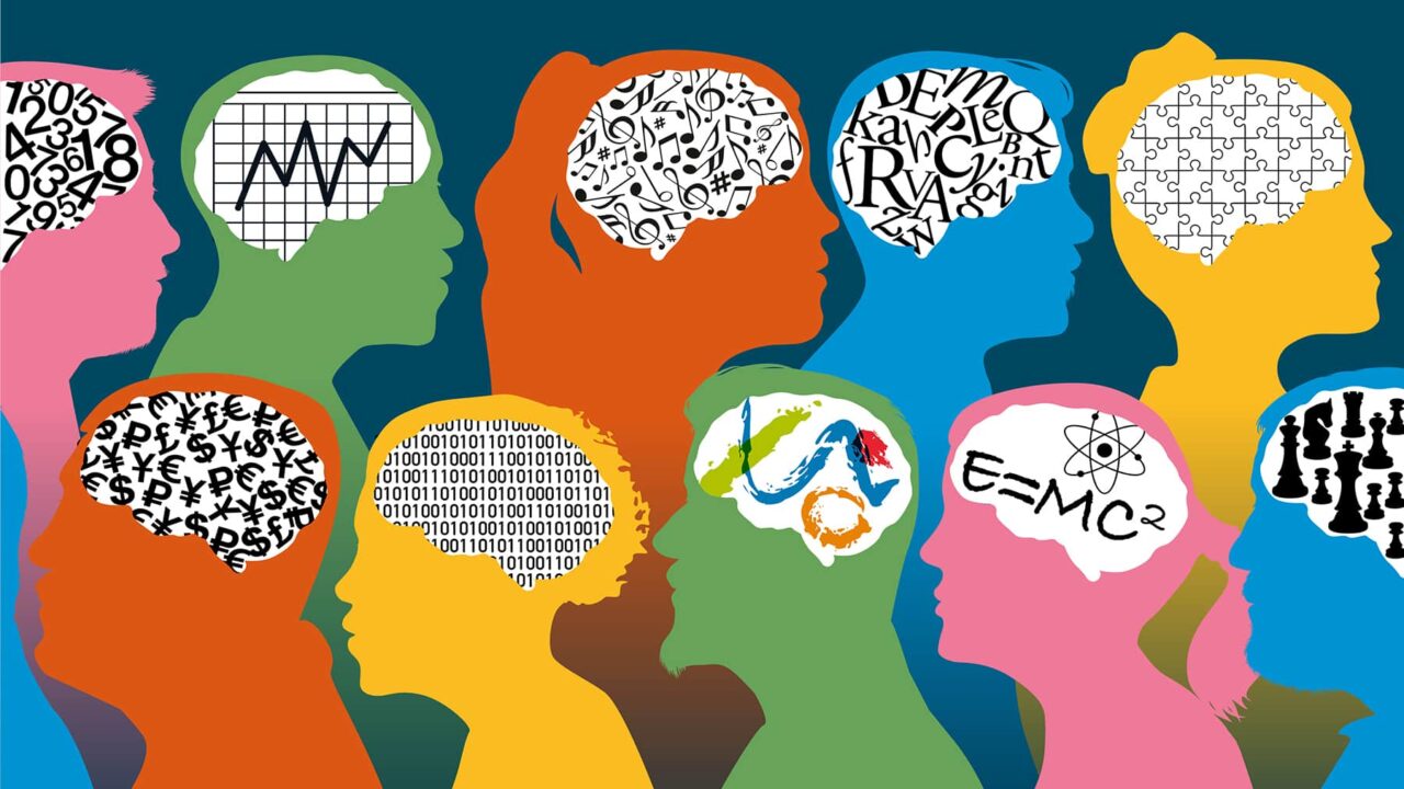 illustration på många ansikten i profil med symboler i deras hjärnor