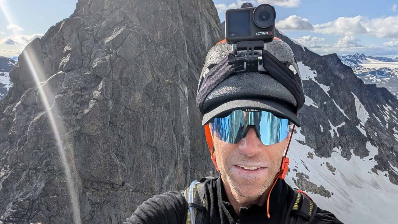 Porträttbild på Fredrik Sträng på en bergstopp