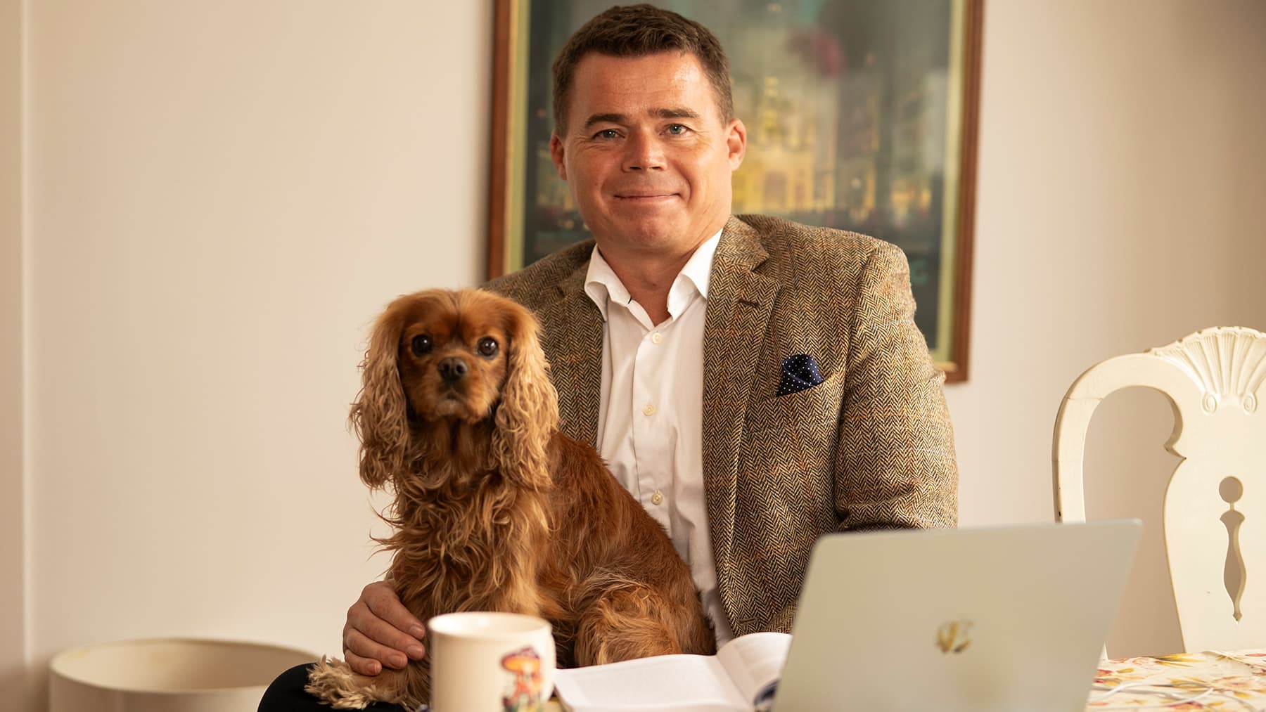 Porträttbild på Oscar Fredriksson med hunden Winston