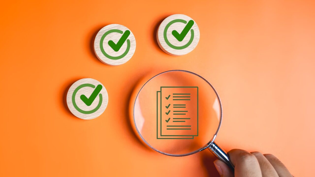 Bild på tre checkboxar, ett förstoringsglas och en hand