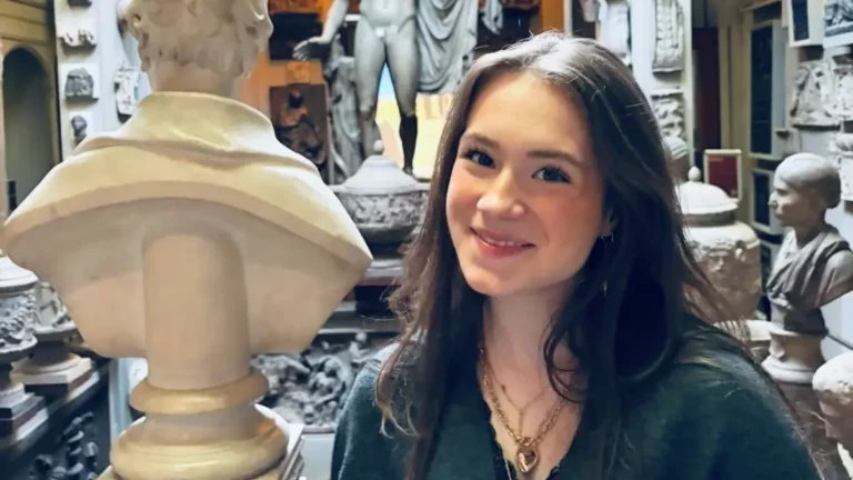 Livia Beijer, 17 år, vikarierar som museichef på Historiska. Foto: Privat.