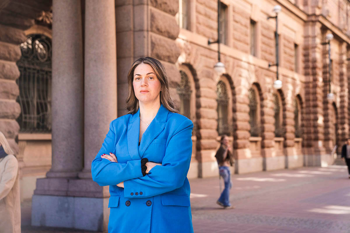 Det är genom kampanjer Ida Östensson får saker att hända. Här framför Sveriges riksdag, där hon varit många gånger för att skapa opinion.