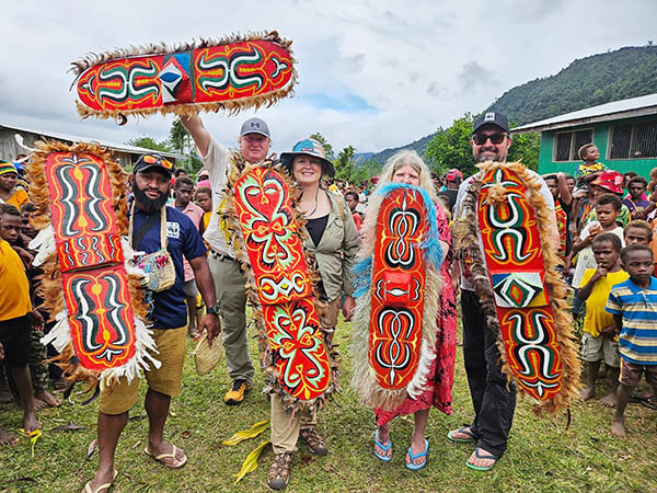 Med en grupp andra WWF-medarbetare och traditionella danssköldar i Pakia, Papua Nya Guinea.