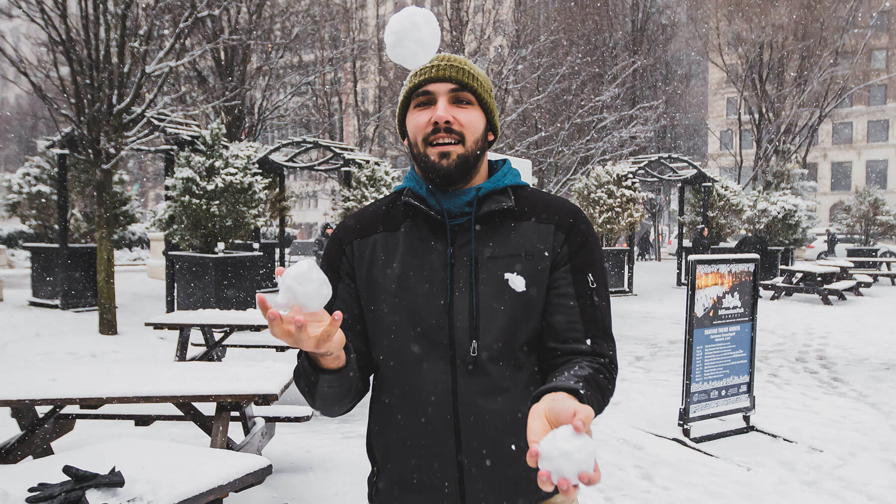 Man jonglerar med snöbollar.