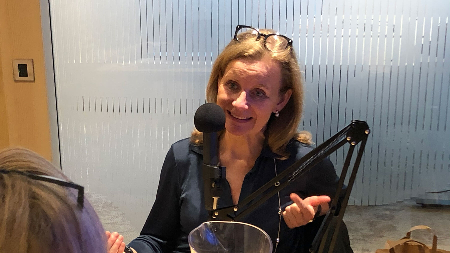 Hélène Barnekow, vd Microsoft Sverige, intervjuas för podcasten Chef Dilemma av Cissi Elwin.