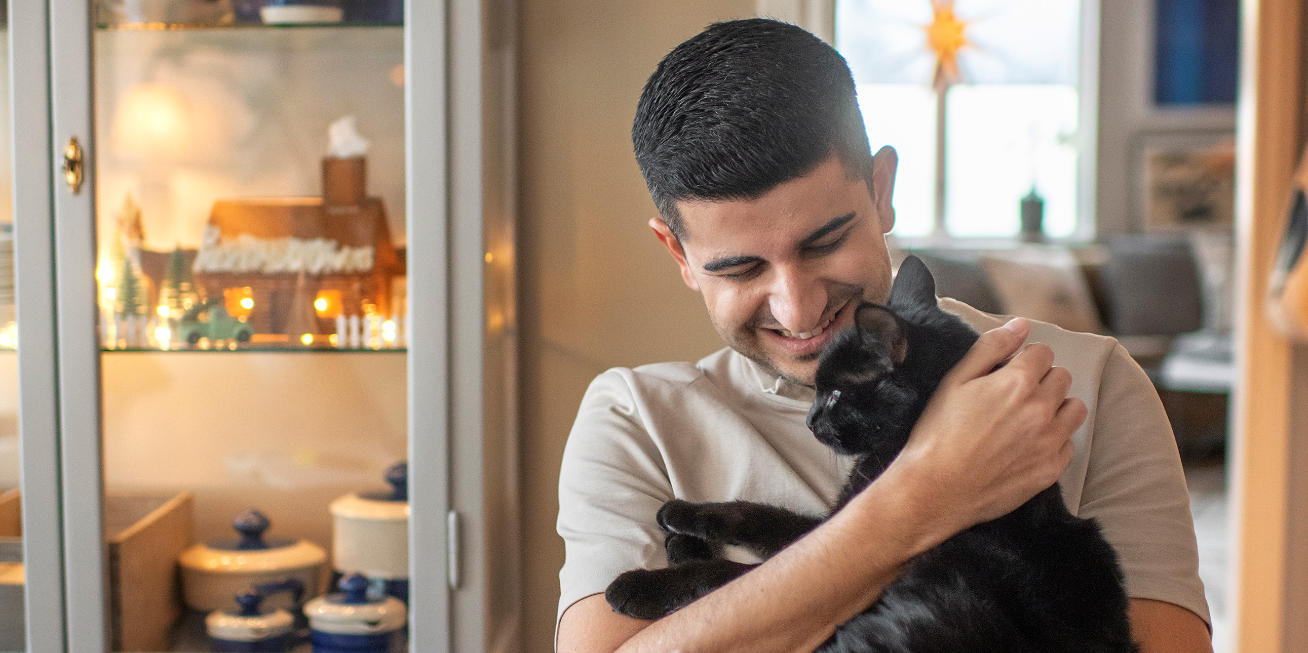 Arash Gilan med katten Sushi