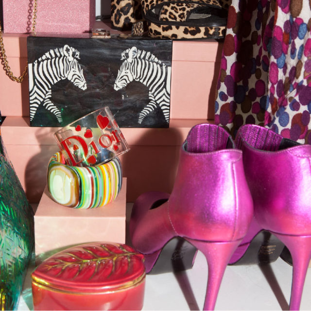 Bild från Ninas garderob, rosa högklackade skor, armband, en väska med zebror.