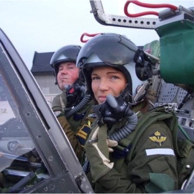 Nina Lindvall med hjälm i ett stridsflygplan.