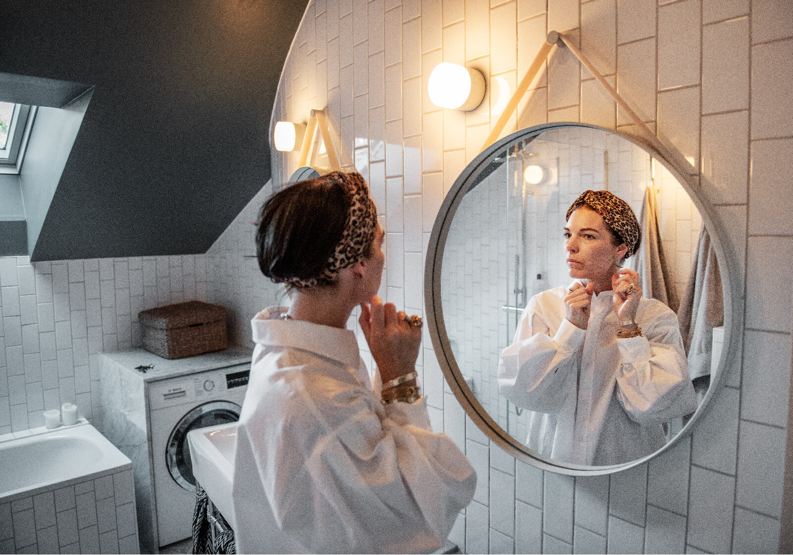 Nina Lindvall framför en spegel i sitt badrum.
