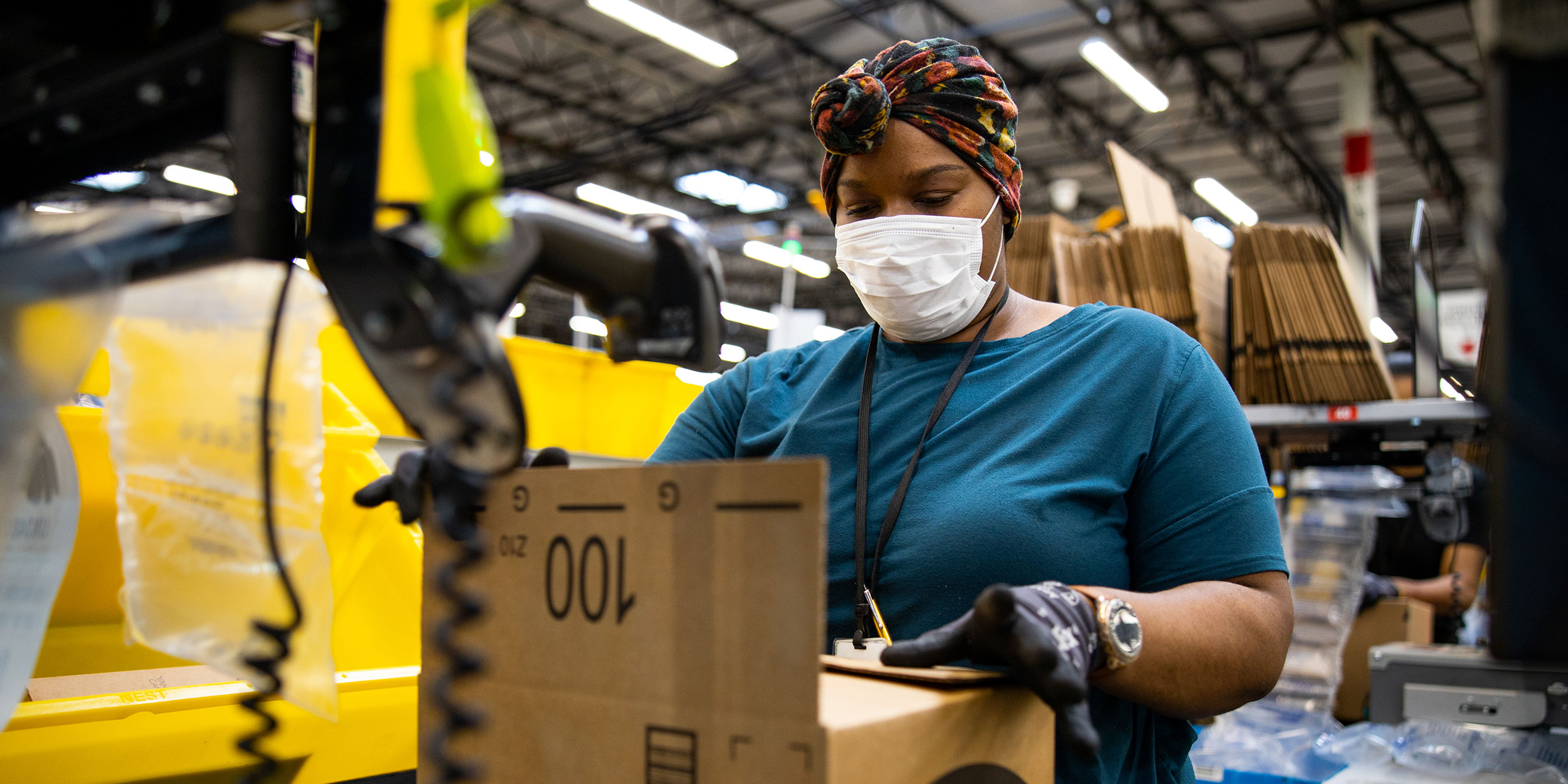 Medarbetare på Amazon som packar varor