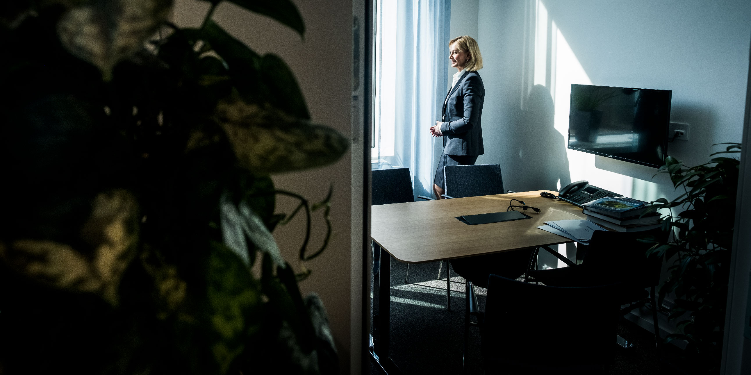 Att jobba under någon som tidigare har innehaft samma post ser inte ut som ett drömupplägg. Men enligt dem som har insyn fungerar samarbetet bra mellan Carina Åkerström och Handelsbankens styrelseordförande, Pär Boman.