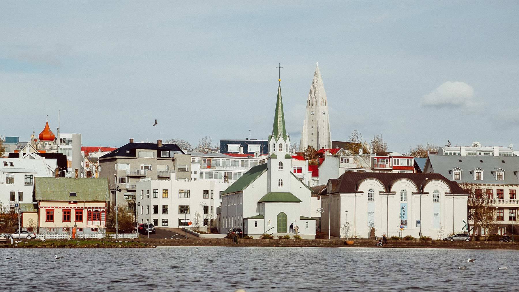 En vy över vattnet och Reykjavik.