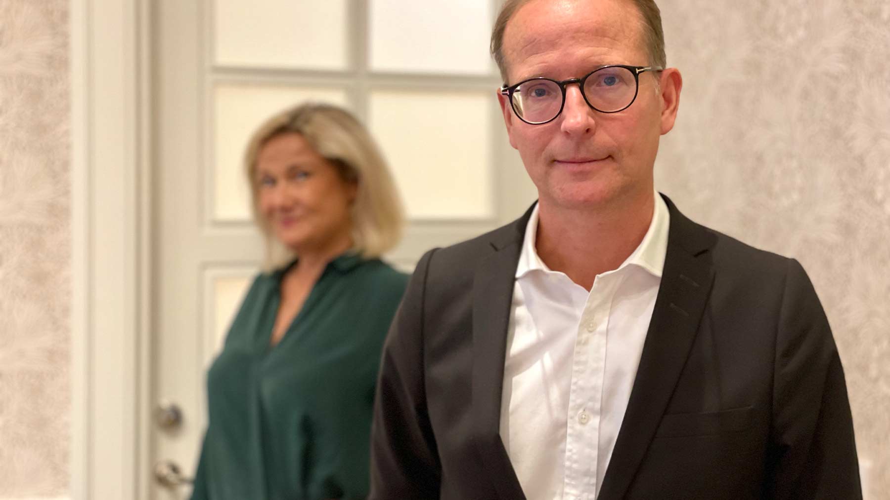 Cissi Elwin står snett bakom Lars Strannegård.