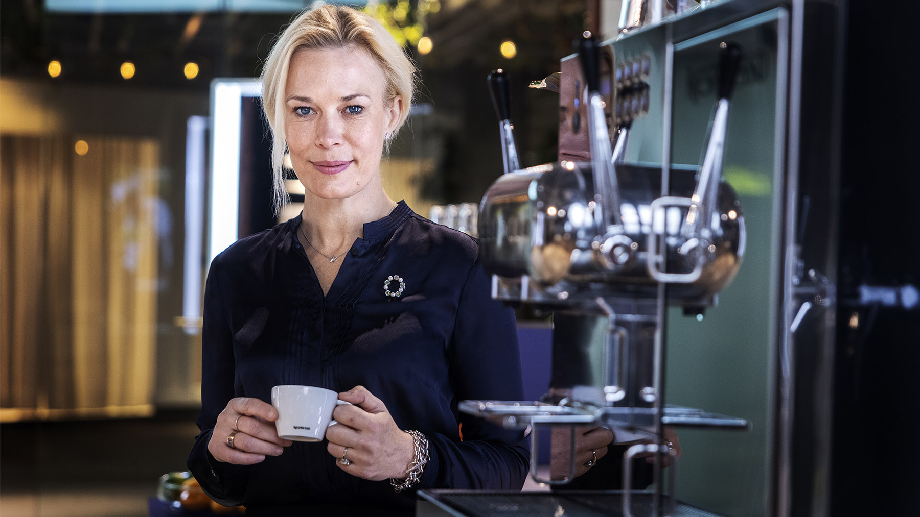 Emilia Molin tycker att man blir en mer alert ledare efter en kopp kaffe. Foto: Nils Petter Nilsson