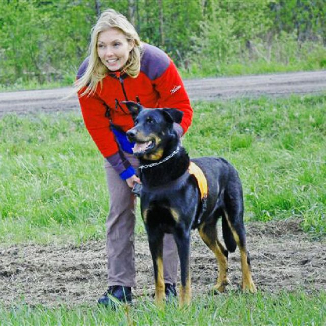 Med hunden Oden. Linda H Staaf är utbildad tävlingslydnadsinstruktör vid Brukshundsklubben.