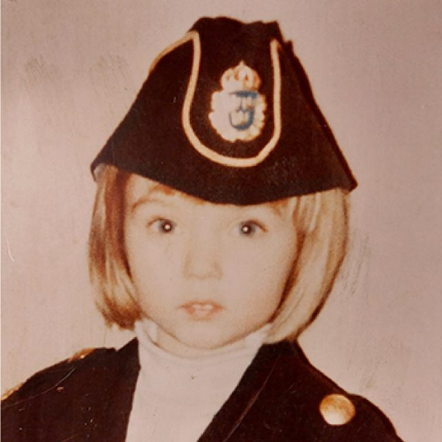 Tre år gammal, i mammas polisuniform.