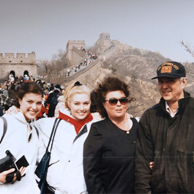 En stor del av upp- växten präglades av resor. Här vid kinesiska muren 1997 med mamma Ingrid, pappa Örjan och syster Sophia.