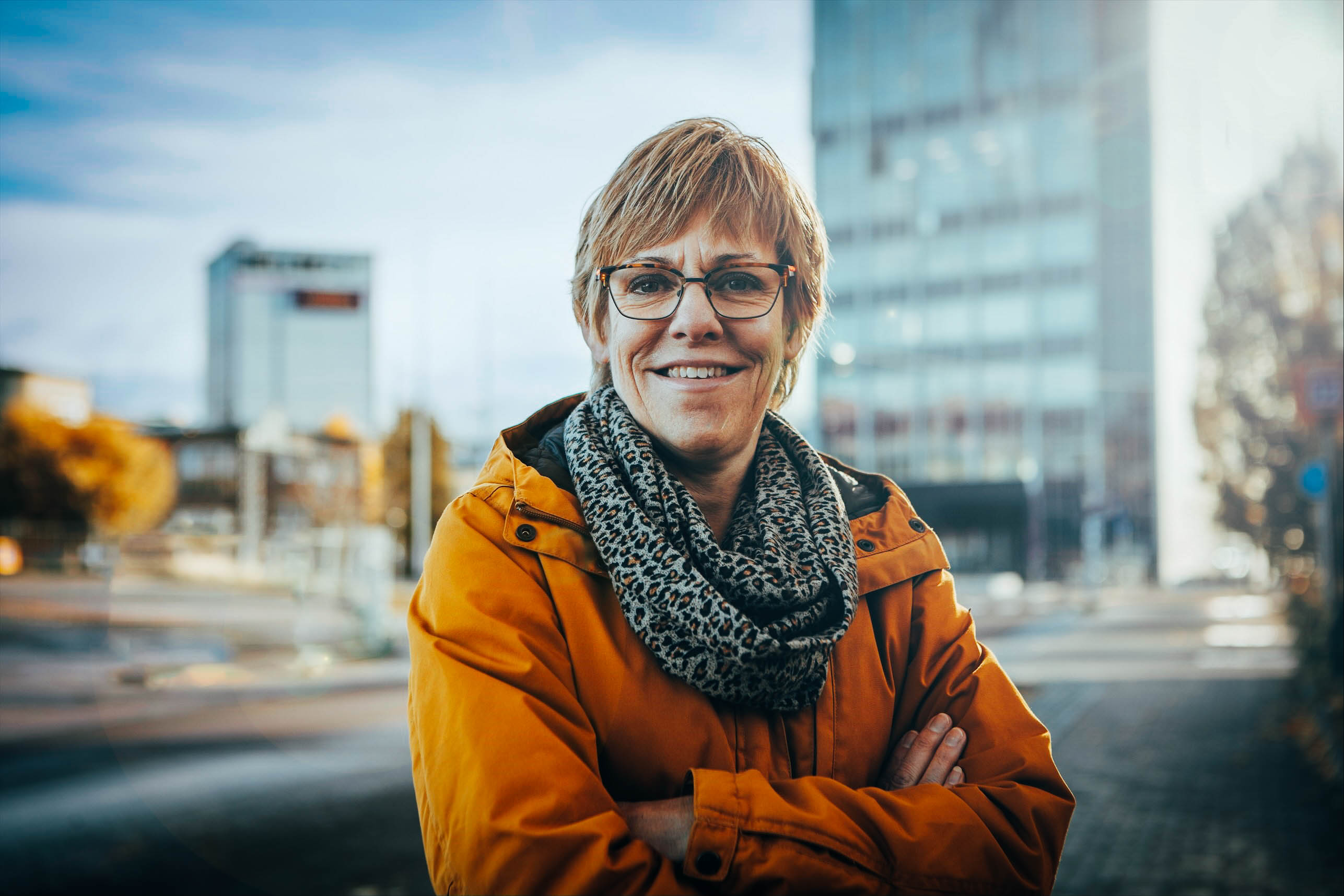 Helena Eriksson, HR-chef på Löfbergs, framför kafferosteriet Löfbergsskrapan i Karlstad.