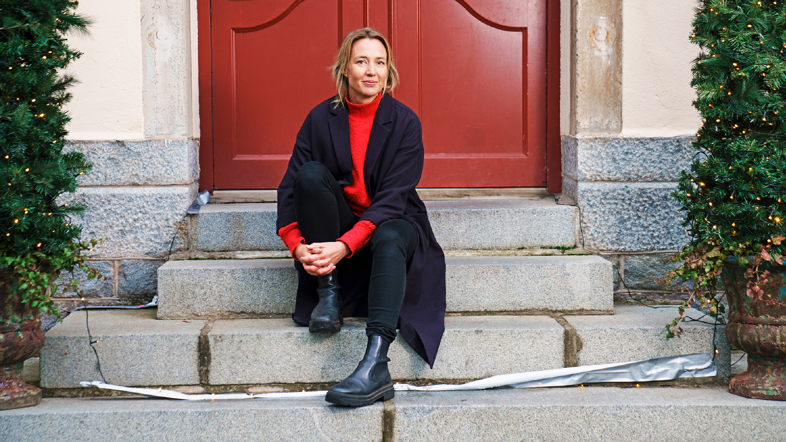 Foto av Sofie Johansson som sitter på en trappa.