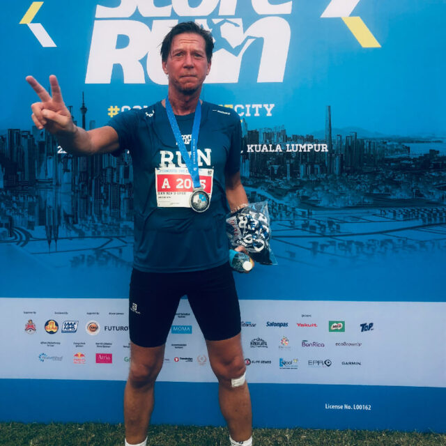 Att springa har blivit Jonas Hammarbergs terapi. Här halvmaraton i Kuala Lumpur i 34 graders värme.